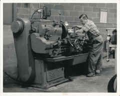 le_blond_lathe.jpg (871534 bytes)